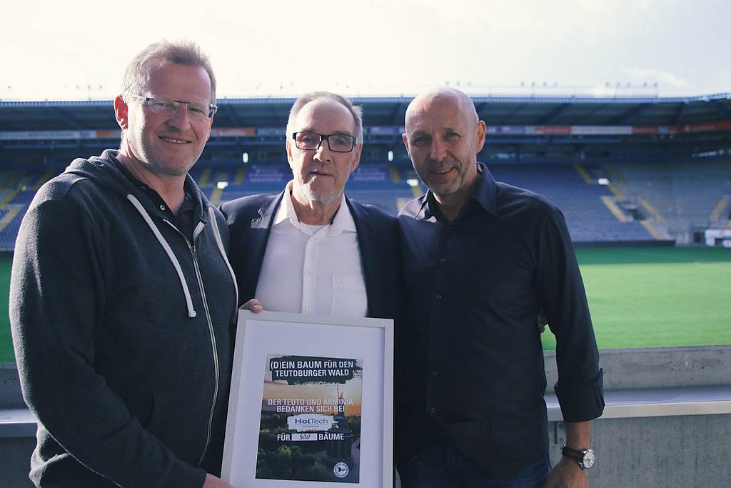 Michael Wagner (GF HolTech), Hans-Jürgen Laufer (Präsident Arminia Bielefeld), Frank Hoffmann (GF HolTech)